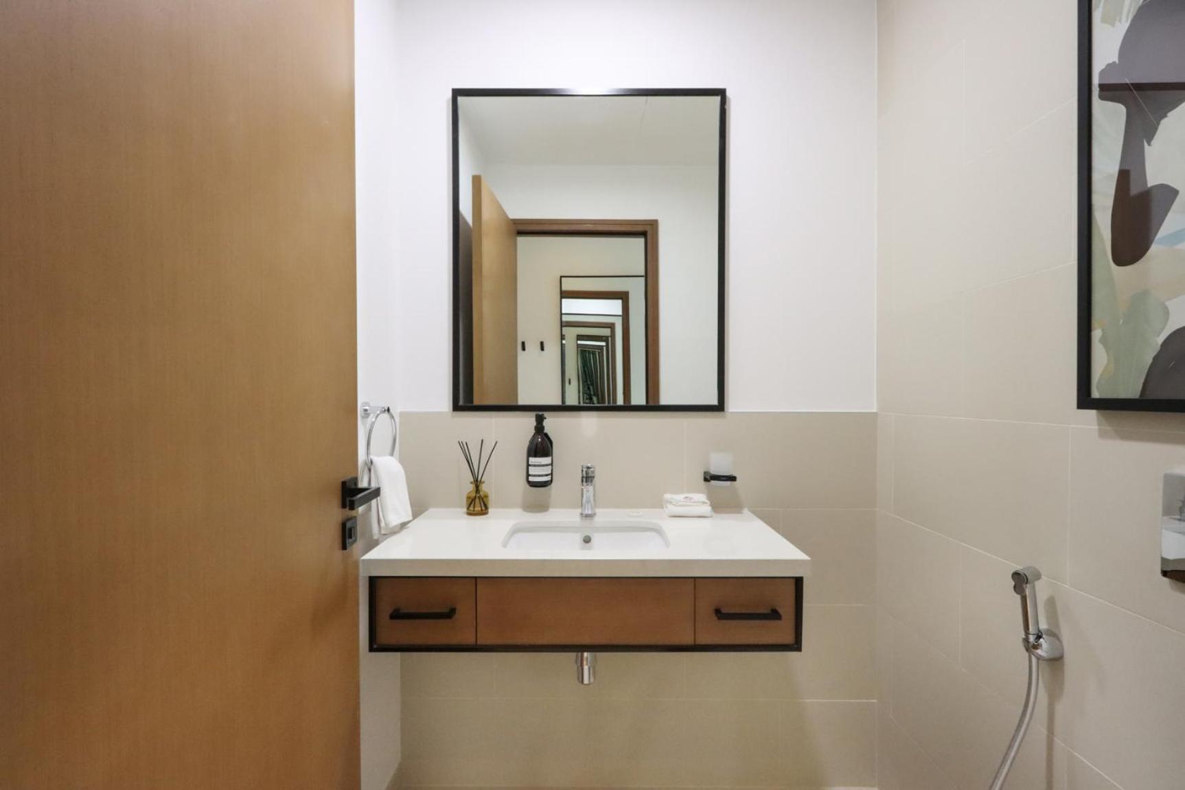 1br Gem With Stunning Marina Views, Close To Metro Dubai